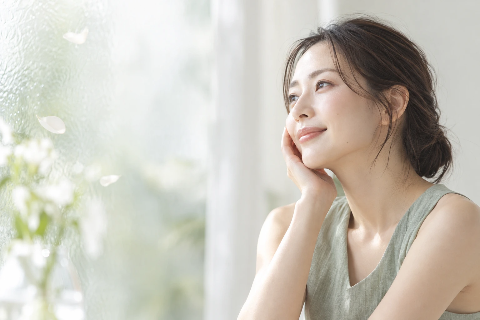 自分の頬にそっと触れる女性